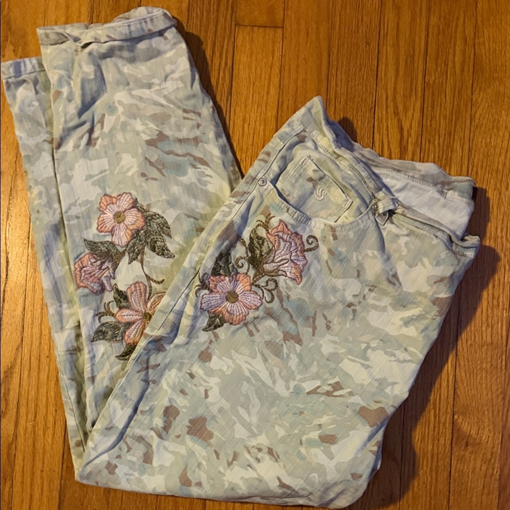 Floral Embroidered Camouflage Pants 22W
